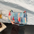 Elegante borsa sottobraccio con patchwork geometrico colorato e fibbia in pelle blu - Blu