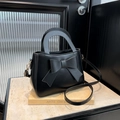 Elegante schwarze Handtasche mit Schleife, verstellbarem Riemen und goldener Hardware - Schwarz