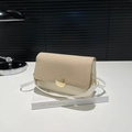 Borsa a tracolla vintage bicolore con texture intrecciata e fibbia dorata tonda - Bianco