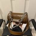 Borsa a cilindro marrone con catena in metallo spessa e tracolla larga in pelle - caffè