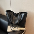 Bolso tote grande de cuero encerado negro para mujer con texto blanco frontal - Negro