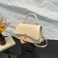 Borsa a tracolla beige minimalista con fibbia dorata e patta curva da donna - Cachi