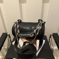 Borsa a cilindro in pelle nera opaca con catena d'argento e tracolla larga in pelle - Nero