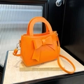 Leuchtend orangefarbene Umhängetasche mit großer Schleife und glattem Kunstleder-Finish - Orange