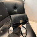 Borsa a tracolla minimalista in ecopelle nera con elegante fibbia metallica dorata - Nero
