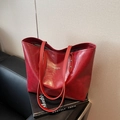 Bolso tote rojo minimalista de piel brillante con diseño espacioso y correa de hombro - Rojo