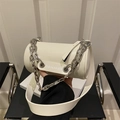 Borsa a cilindro in pelle bianca con catena d'argento spessa e tracolla larga - Bianco