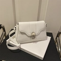 Bolso bandolera chic de cuero PU blanco con diseño ondulado y hebilla de aro plateada - Blanco