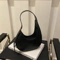 Französische schwarze Halbmond-Tasche mit Webstruktur und goldenen Details am Gurt - Schwarz