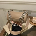 Borsa a cilindro kaki alla moda con catena argento e tracolla in pelle - Cachi