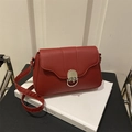 Bolso bandolera rojo oscuro con cierre metálico plateado de estilo minimalista - Rojo