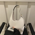 Weiße Halbmond-Hobo-Tasche mit Krokodilprägung und goldenen Metallschnallen - Weiß