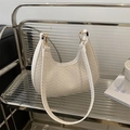 Weiße geflochtene Hobo-Tasche in Halbmondform mit eleganten goldenen Beschlägen - Weiß