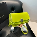 Petit sac à main vert fluo minimaliste avec boucle ronde et bandoulière longue - Vert