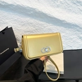 Glänzende goldene Umhängetasche aus Lackleder mit silberner Doppelringschnalle - Gold