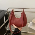 Elegante bordeauxrote halbmondförmige Schultertasche mit Krokostruktur und Goldteilen - Rot
