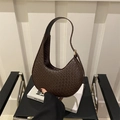 Sac croissant tressé marron foncé de style français avec texture en cuir fin - Café