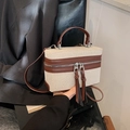 Schicke Handtasche aus Canvas in Creme mit braunem Lederbesatz und Quasten-Reißverschluss - Kaffeebraun
