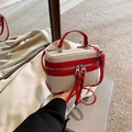 Schicke Box-Handtasche aus beigem Canvas mit rotem Lederbesatz und Tragegriff für Frühjahr 2025 - Rot