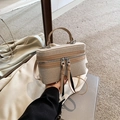 Detail der Vintage-Box-Tasche aus Segeltuch mit beigem Stoff und braunem Lederbesatz - Khaki
