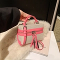 Detail der Canvas-Box-Tasche mit pinkem Lederbesatz und langen dekorativen Fransen - Rosa