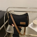 Borsa a spalla intrecciata nera retrò con cinturini in pelle marrone ed etichetta - Nero
