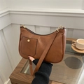 Bolso hobo marrón de cuero PU con bolsillo de botón dorado y correa fina al hombro - Marrón Oscuro