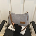 Borsa a tracolla intrecciata grigia minimalista con finiture e cinturino in pelle - Grigio