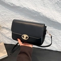 Klassische schwarze Baguette-Tasche mit goldenem Metallschloss und Schultergurt - Schwarz