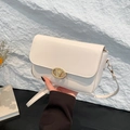 Minimalistische cremeweiße Baguette-Schultertasche aus PU-Leder mit goldenem V-Drehverschluss - Weiß