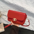 Schicke rote rechteckige Achseltasche mit goldener V-Schnalle und verstellbarem Lederriemen - Rot
