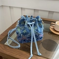 Bolso tipo cubo de mezclilla azul con parches de estrellas y cordón de cuero - Estrella - Azul