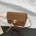 Sac baguette en cuir marron avec fermoir ovale doré et bandoulière réglable - Café