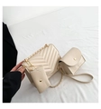 Borsa a tracolla trapuntata crema con cuciture a V e dettagli in metallo dorato - Bianco Sporco