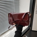 Schicke burgunderrote Lackleder-Schultertasche mit Goldbeschlägen und gebogener Klappe - Rot