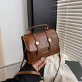 Vintage-Handtasche in Karamelbraun mit Retro-Metallschnallen und Fashion-Schriftzug - Braun