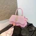 Borsa a tracolla rosa con strass, fondo ondulato e fibbia a S dorata per donne alla moda - Rosa