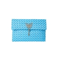 Blaue handgewebte Umschlag-Clutch mit goldenem Schmetterlingsschloss und Metallquasten - Blau