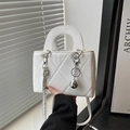 Borsa a mano bianca trapuntata in ecopelle con ciondolo a sfera e tracolla rimovibile - Bianco
