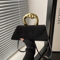 Borsa a trapezio nera con manico scultoreo dorato e tracolla sottile ed elegante - Nero