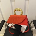 Borsa rossa a tracolla con manico in metallo dorato e design in materiali misti - Rosso