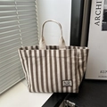 Bolso tote grande de pana a rayas con parche de camping para desplazamientos diarios - Blanco