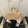 Borsa a tracolla beige minimalista con manico in metallo dorato e pelle testurizzata - Cachi