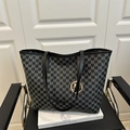 Grand sac cabas noir et gris avec imprimé monogramme M et pendentif en métal doré - Noir