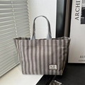 Bolso tote de pana a rayas marrones con parche de camping y correas grises - Gris