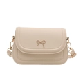 Bolso bandolera pequeño beige con cierre de lazo dorado y correa de cuero sintético a juego - Blanco