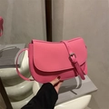 Bolso de hombro rosa para mujer estilo montura de cuero con solapa y correa ajustable - Rosa