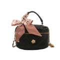 Gesteppte schwarze Beuteltasche mit Gold-Blumenverschluss und Seidenschal-Griff - Schwarz Groß