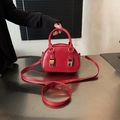 Mini sac bandoulière rouge avec finition brillante et détails en métal doré - Rouge