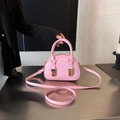 Petit sac à main rose en cuir synthétique avec détails dorés et bandoulière fine - Rose